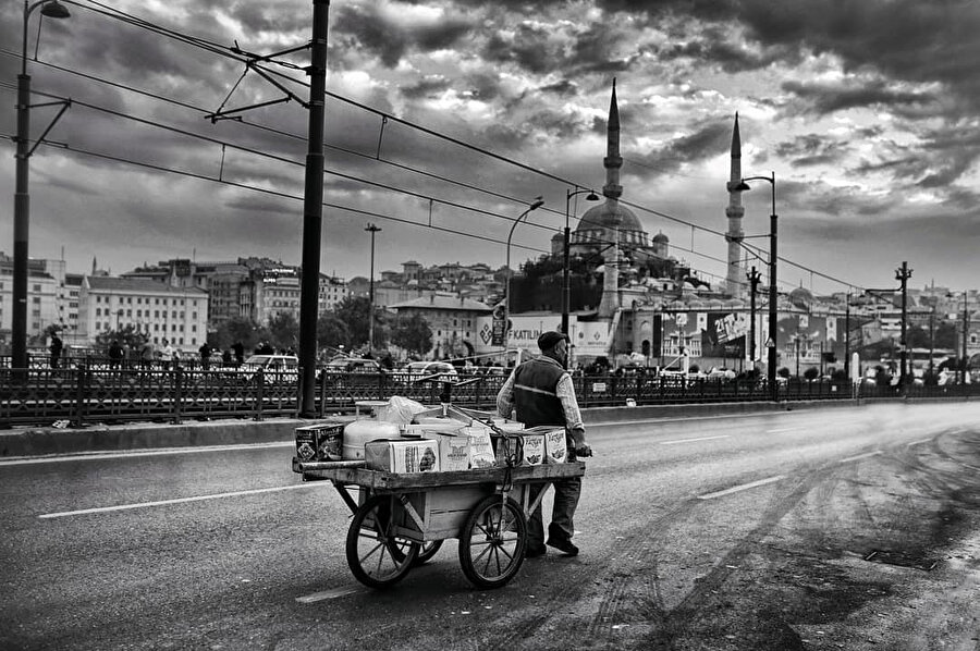 Metin Kaçan, Türk yazar ve senaristtir.