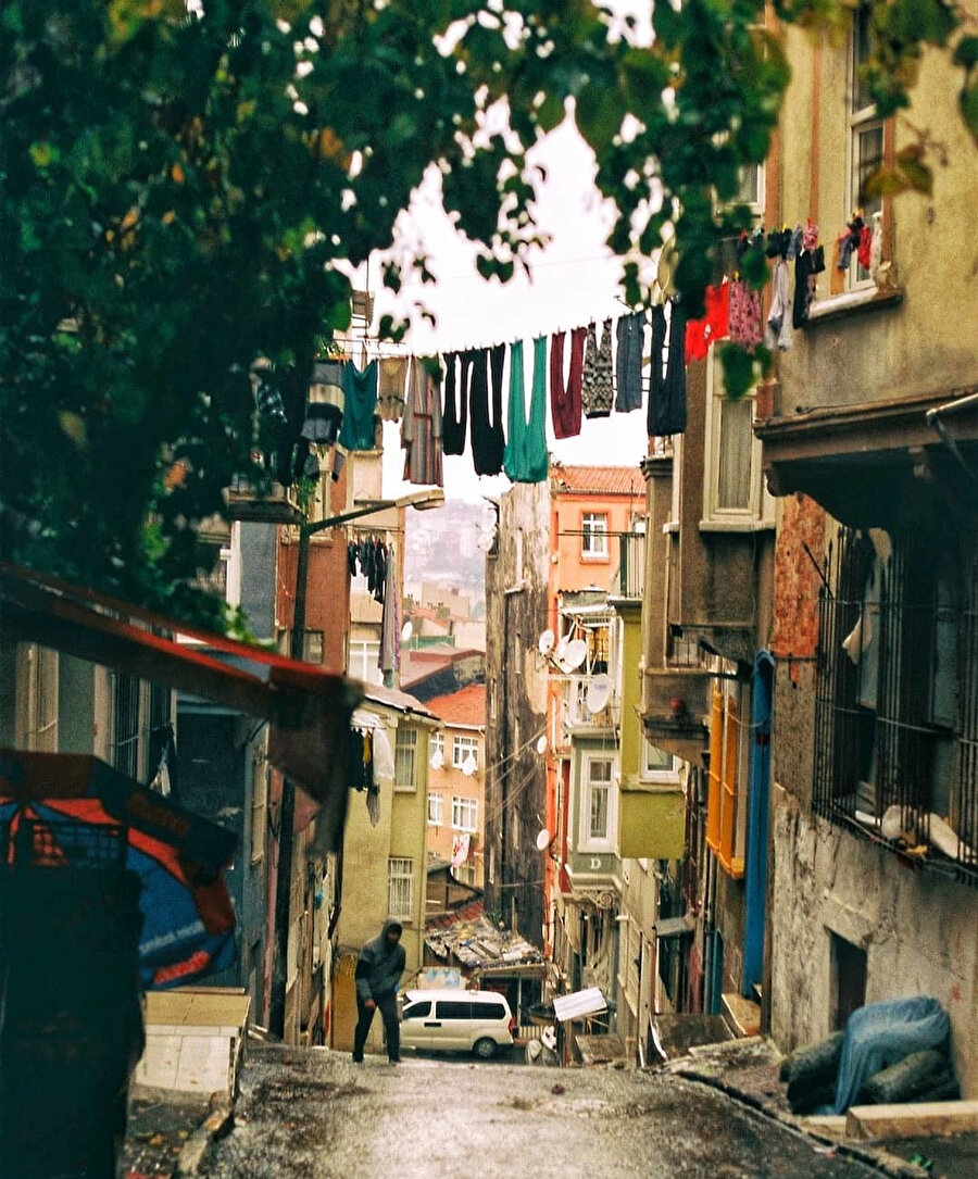 Ağır Roman 2003 yılında, Fındık Sekiz 2008 yılında Almanca'ya çevrildi.