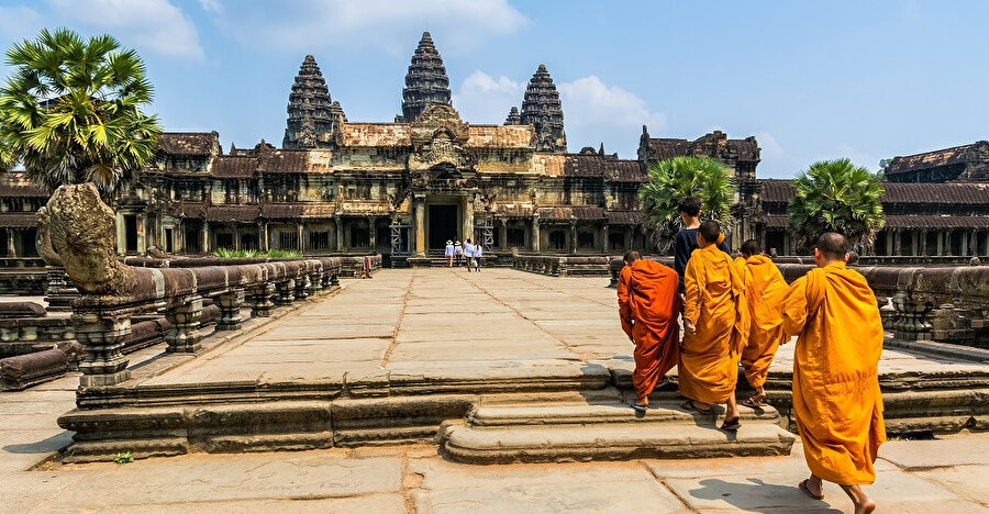 Angkor Vat, bugün Kamboçya'nın Siem Reap kentinin 6 km. kuzeyindeki Angkor antik şehrinde 1115-1145 yıllarında Kral II. Suryavarman tarafından yaptırılmış dev bir tapınak-şehirdir.