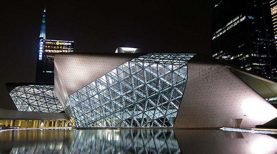Guangzhou Opera Binası, gece görüntüsü.