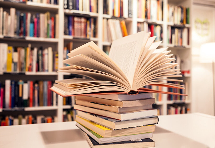 Öyküler insanı kimi zaman betimlemeler dünyasına, kimi zaman da olaylar dünyasının içine sürüklüyor.