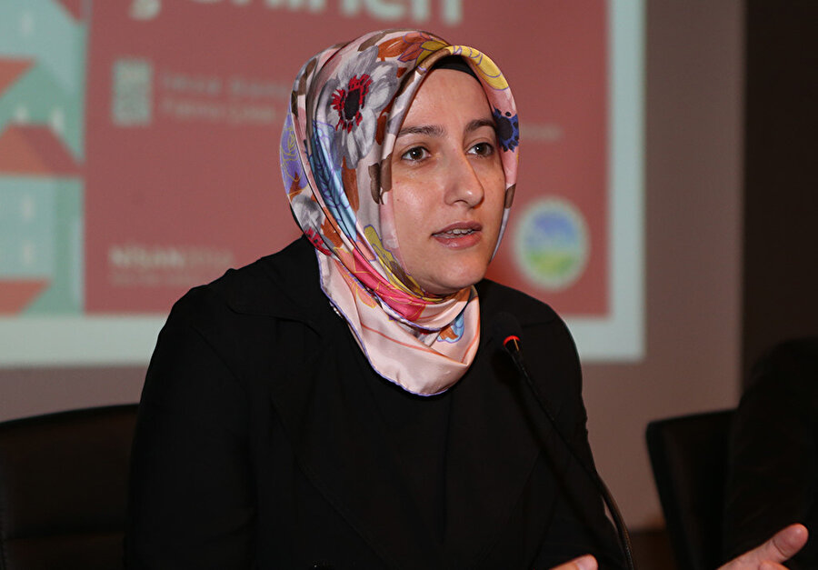 Naime Erkovan, yine okurunu şaşırtan ve bunun da ötesinde şaşırtmayı seven bir kimlikle karşımıza çıkıyor bu kitapta.