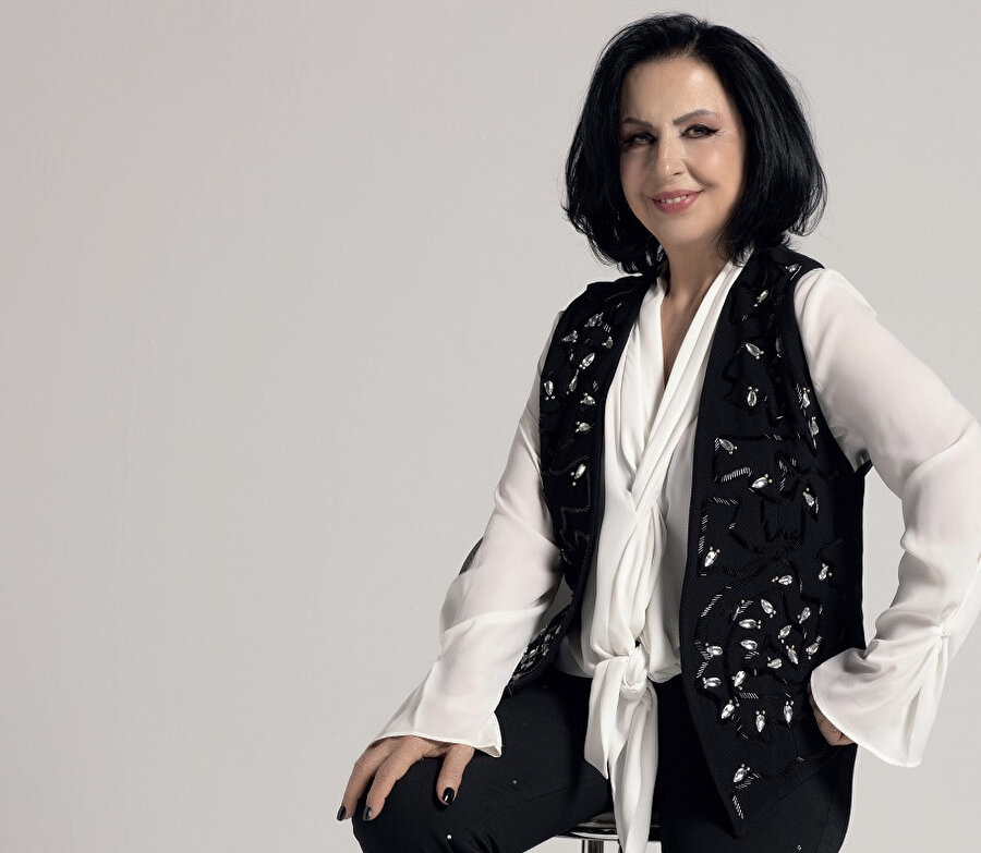 Nur Yoldaş Türk pop müzik sanatçısıdır.