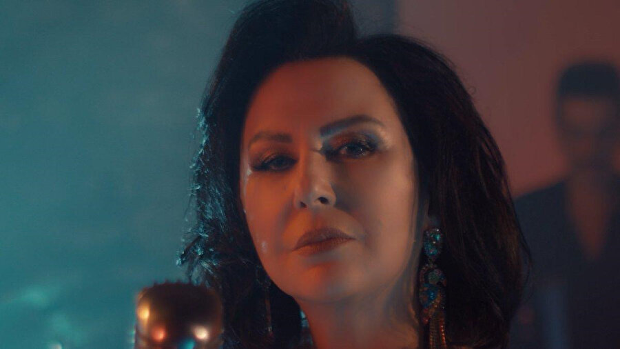 Nur Yoldaş, müzik kariyerine Altın Mikrofon Yarışması ile başlamıştır.