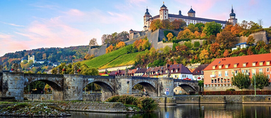 Würzburg, Almanya'da Bavyera eyâletinin kuzeyinde yer alan şehirdir.
