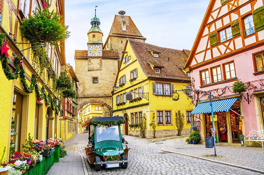 Rothenburg, Almanya'nın Bavyera eyaletinde, Franconia bölgesinde, iyi korunmuş ortaçağ eski şehri olmakla birlikte, dünyanın her yerinden gelen turistler için bilinen bir yerdir. 