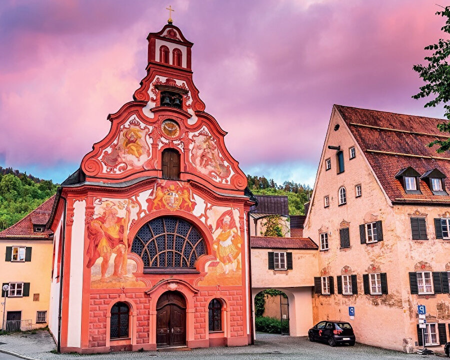 Füssen, Bavyera'nın güneyindeki Doğu Algoi ilinde Romantik Yol üzerinde bulunan ve 14.000 nûfuslu bir şehirdir.