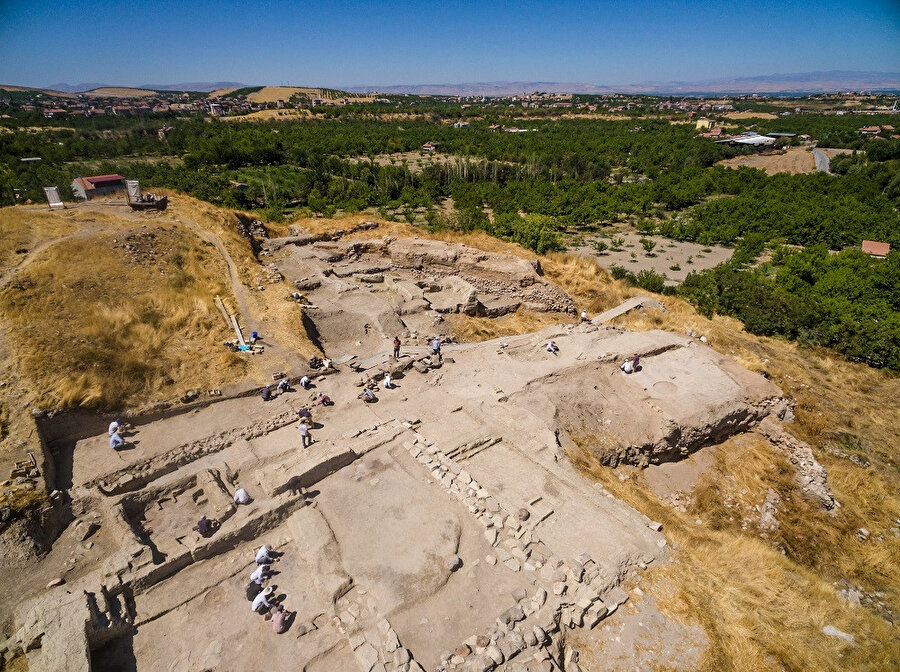 Arslantepe Höyüğü, Malatya'nın 7 km. kuzeydoğusunda yer alan bir arkeolojik yerleşimdir.