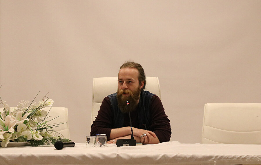 Günlerce başından kalkamadığınız o uzun romanların tadı başkadır elbet ama bitmesinden korkarak yavaş yavaş okumanın tadını da yabana atmamak gerekir.