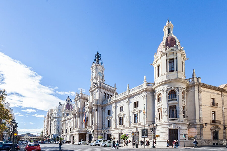 Belediye sınırları içindeki nüfus itibarıyla İspanya'nın üçüncü büyük şehridir. 