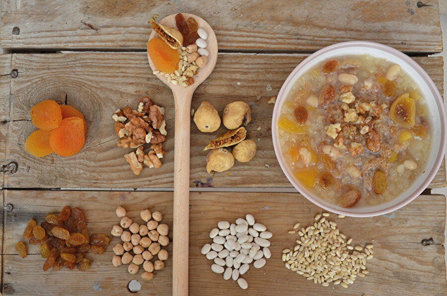 Mahalle kültürü cari iken herkes aşûresini yapar, herkese ikram ederdi.