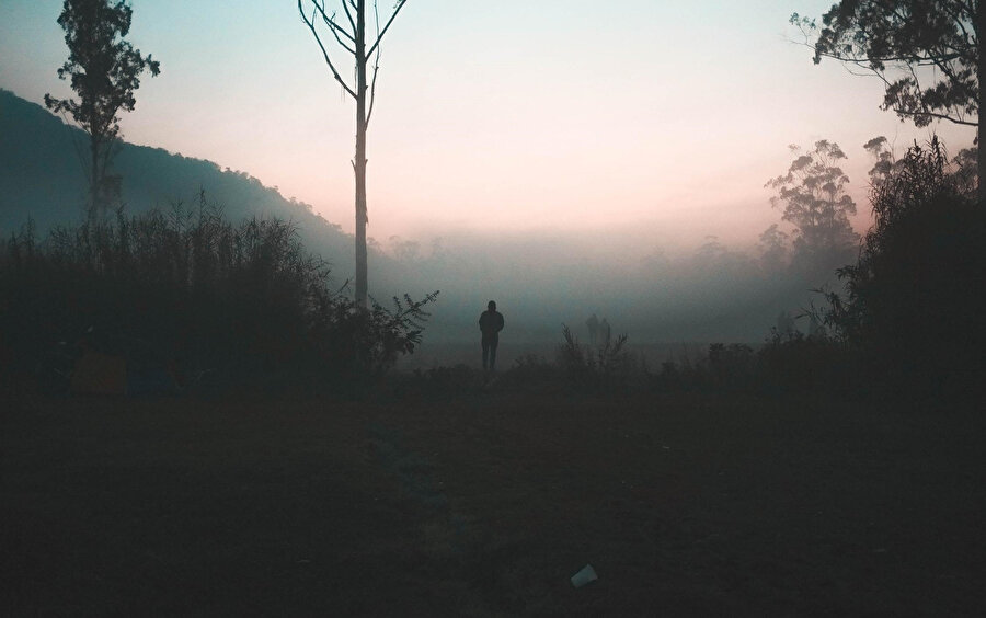 Kripiğinin ucunda bekleyen gözyaşı iniveriyor usulca güzel yanaklarına. Üç yıldır ilk kez omuzlarını titrete titrete ağlıyorsun karşımda.