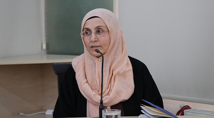 Cihan Aktaş:Alzheimer yalnızlaştıran bir hastalık zaten, o ev ıssızlaşıyor adeta, kalabalığı çekiliyor, renkleri soluyor.