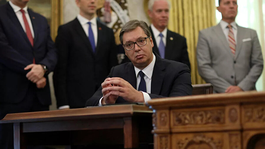 Vucic'in Trump'ın konuşmasını dinlerken takındığı yüz ifadesi "acaba anlaşmayı okumadı mı?" sorusunu da akıllara getirmişti.
