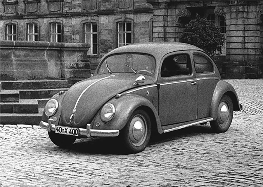 Amerika’ya ihracatı başlayan Beetle, 1951. Bu modelde dış aynalar güçlendirilmiş ve göstergeler değiştirilmiş.