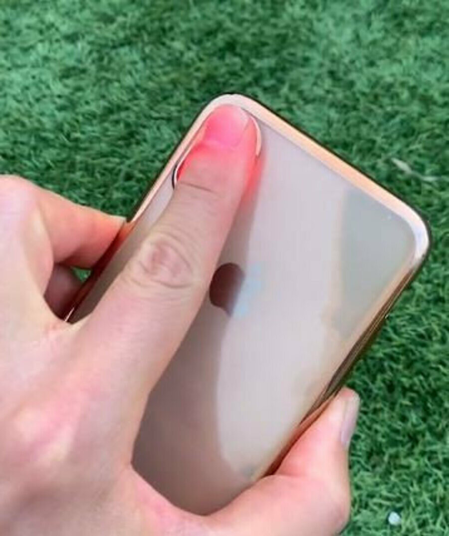 Bu işlemde telefonun arka kamerasından yararlanılıyor.