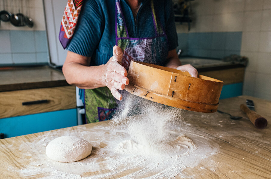 “Yavaşlık”, “özen”, “sabır” ve “emek” kavramları da ekmeğin değerini artıran unsurlar olarak karşımıza çıkar.