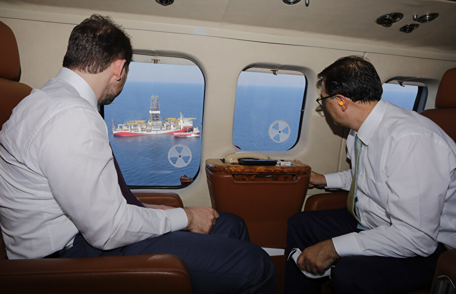 Hazine ve Maliye Bakanı Berat Albayrak ile Enerji ve Tabii Kaynaklar Bakanı Fatih Dönmez Fatih sondaj gemisinin çalışmasını helikopterden böyle izlemişti.