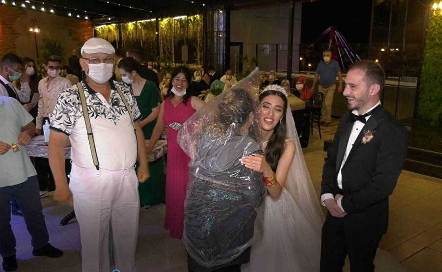 Kafasında poşetle geline sarıldı
