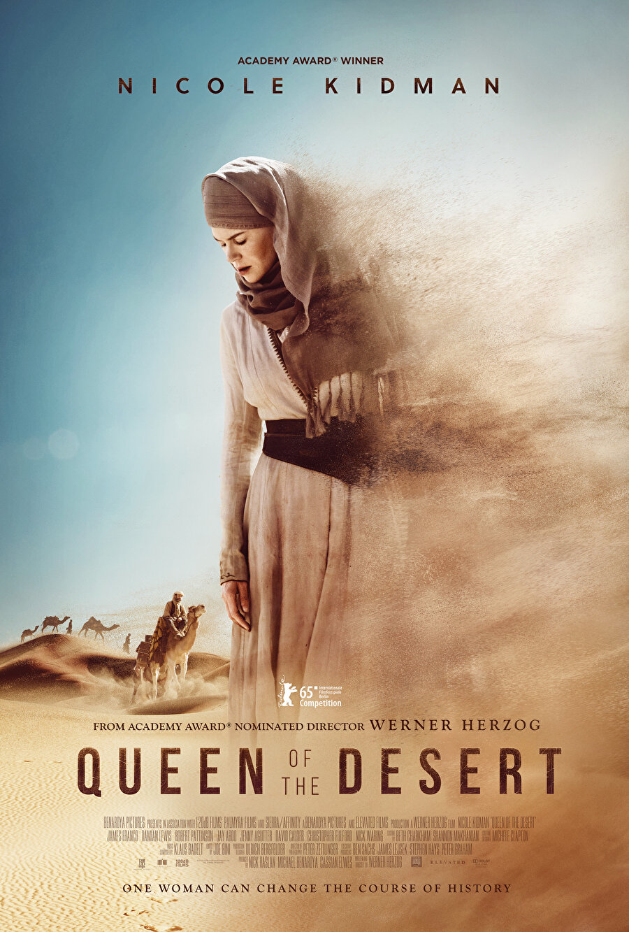 Nicole Kidman’ın Gertrude Bell’i canlandırdığı 2015 yapımı Queen of the Desert (Çöl Kraliçesi) isimli film her ne kadar burada Bell’i yerel kıyafetler içerisinde gösteriyor olsa da, onun Lawrence’ın aksine yerel kıyafetlerle ile çekilmiş bilinen bir fotoğrafı yoktur.