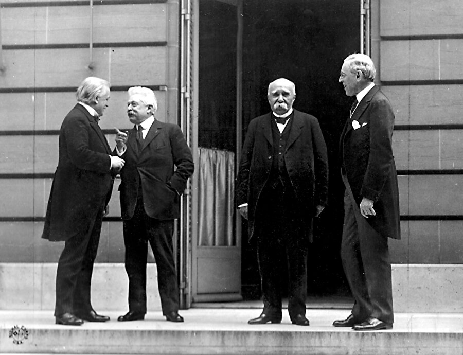 Paris Barış Konferansı esnasında çekilen, savaşın galiplerini gösteren bir fotoğraf. Soldan sağa: İngiltere’den David Lloyd George, İtalya’dan Vittorio Emanuele Orlando, Fransa’dan Georges Clemenceau ve Amerika’dan Woodrow Wilson.