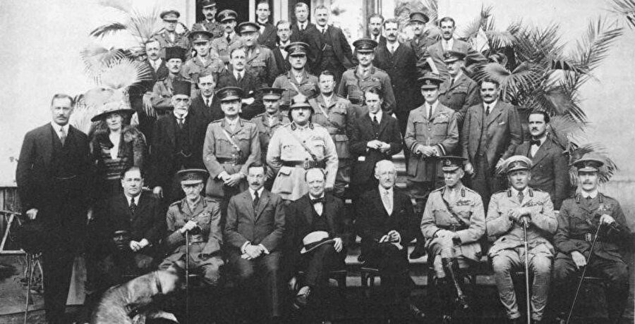  Kahire Konferansı’ndan önce çekilen bir hatıra fotoğrafı. Gertrude Bell’in de karede olduğu fotoğraftaki 40 delegenin Churchill tarafından “Kırk Haramiler” olarak adlandırılması bir hayli manidardır.
