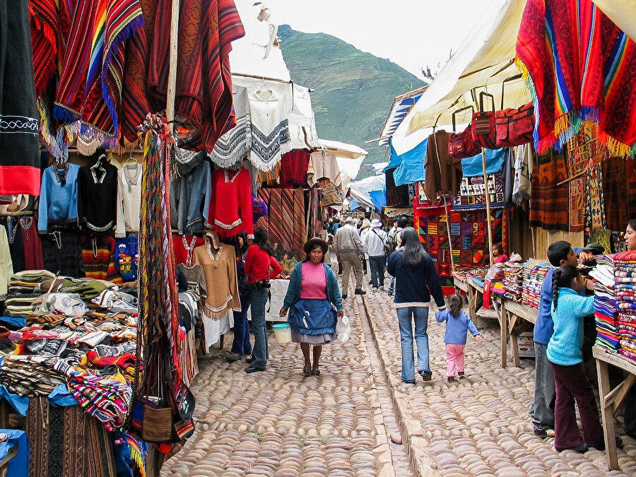 Şehir Urubamba Nehri kıyısında Valle Sagrado'da bulunur.