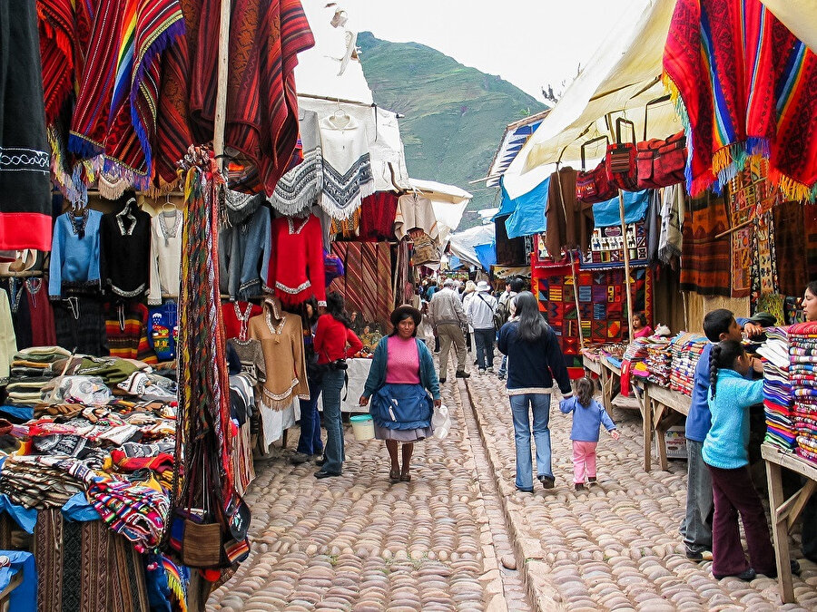 Şehir Urubamba Nehri kıyısında Valle Sagrado'da bulunur. 