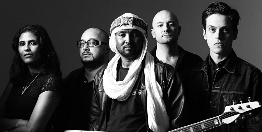 Sesini ve sözünü çölden almış, gitarını ve tarzını batıdan.