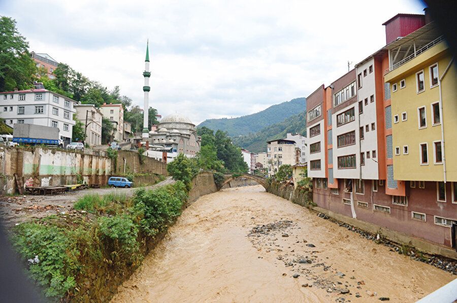 İnsanların afet olarak adlandırdığı hâdiseler tabiat için normal hareketliliklerdir.