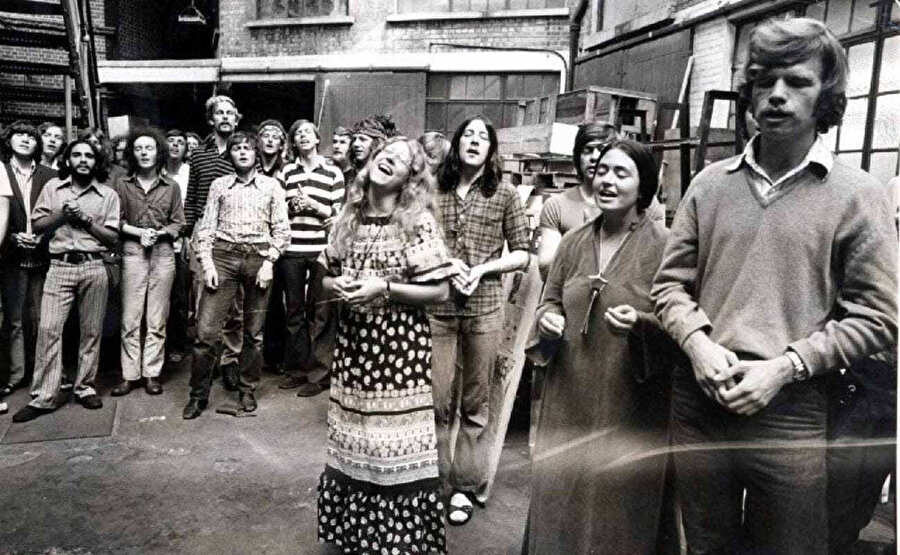 Kadınların toplumsal ve dinî hayattaki yeri ve rolleri, geleneksel dinlerde olduğu gibi, YDH’lerde de en hassas ve tartışmalı konulardan biri olarak karşımıza çıkıyor. 