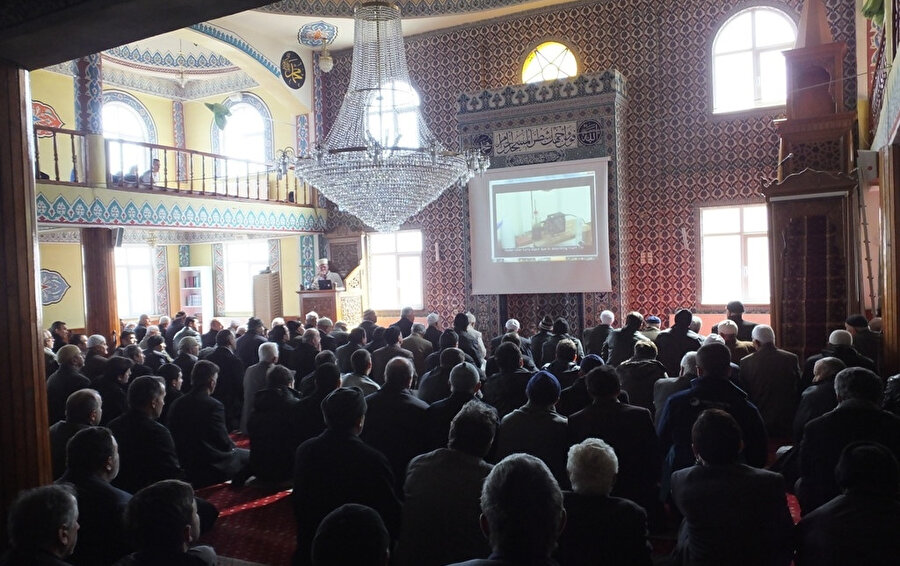 Hoca vaazının bir yerinde sesini yükselterek “Muhterem cemaat, bıktık artık masallardan” diyor.