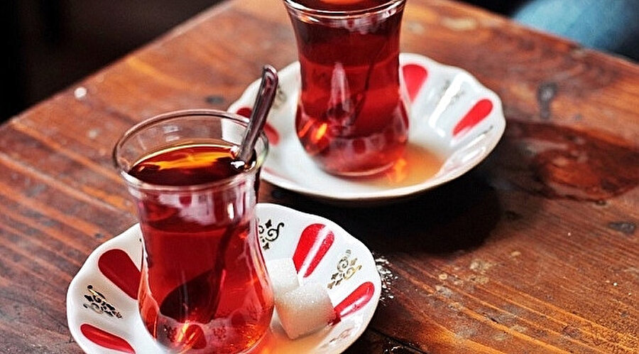 Ocaktaki benzi sigara içmekten sararmış olana iki çay, iki karışık tost söyledim.