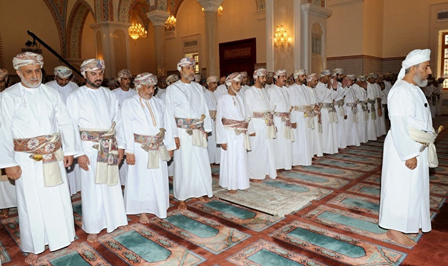 Namaz ibadeti, İbâdîlikte eller bağlı olmadan eda edilir.
