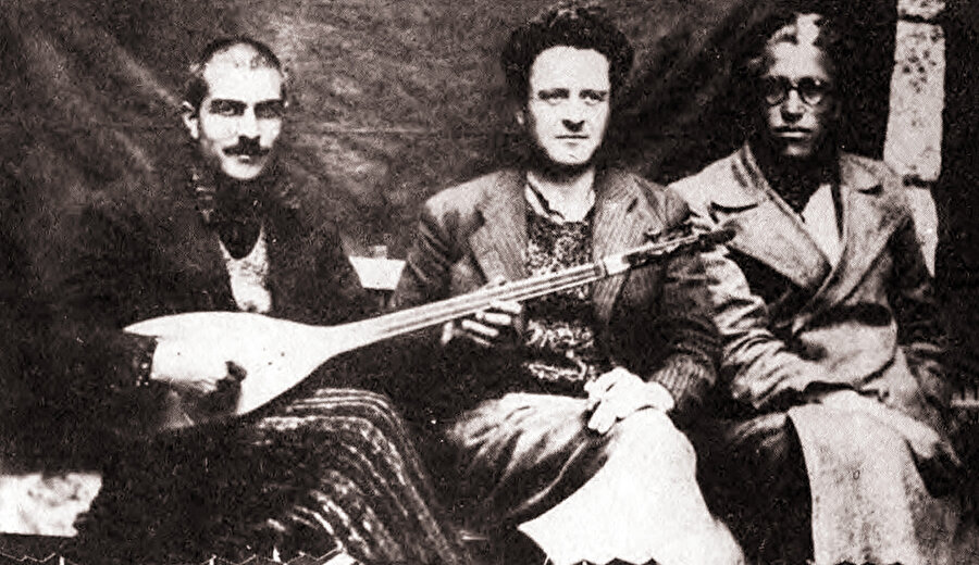 Kemal Tahir (solda), hapisteyken.
