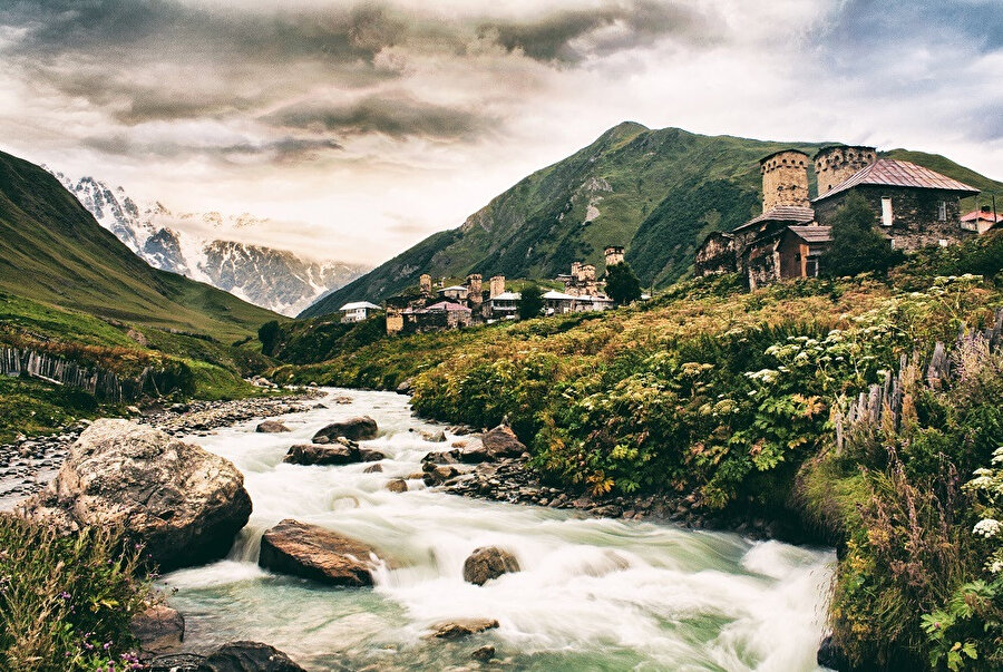 Uşguli Gürcistan'ın tarihsel Svaneti bölgesindeki Enguri geçidinin başında bulunan dört köyden oluşan bir topluluktur. 