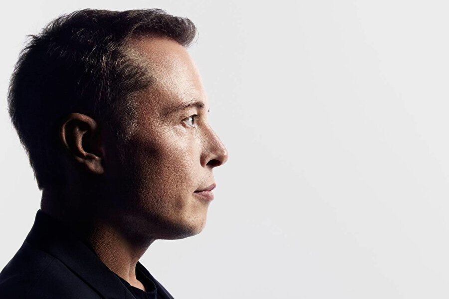 Afrikalı göçmen, internetin ilk gününde X.com gibi imkânsız bir domaini almayı nasılsa başarmış yahut sahiplerince hediye edilmiş.