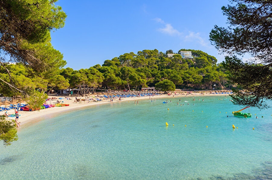 Halk genel olarak İspanyolca ve Katalanca'nın bir diyaletliği olan Menorquí lehçesiyle konuşur.