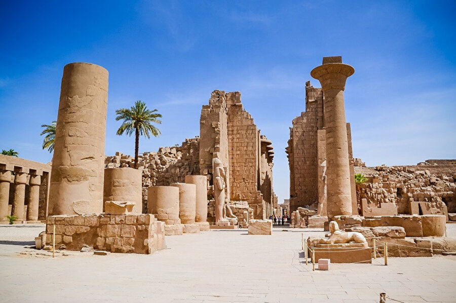 Karnak, Mısır'daki küçük bir köyün ismidir. Luksor'un 2,5 km kuzeyinde bulunan köyü hem bilim hem de turizm açısından önemli kılan en büyük özelliği tapınak kompleksidir.