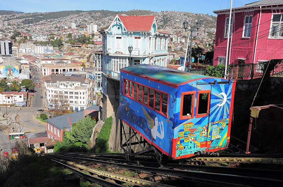Valparaíso Büyük Okyanus'un kuzeye açılan resimsi bir koyunda bulunur ve Dünyanın en güzel şehirlerinden biri olarak kabul edilir.