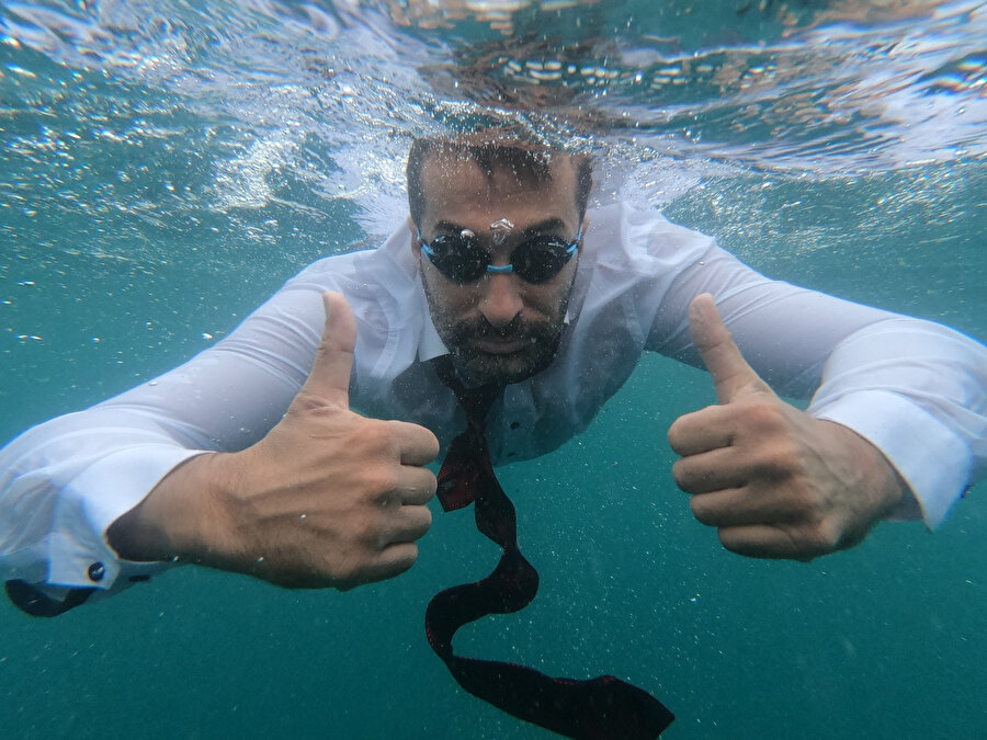 İstanbul Boğazı'na saygılarını takım elbiseyle yüzerek gösterdiler