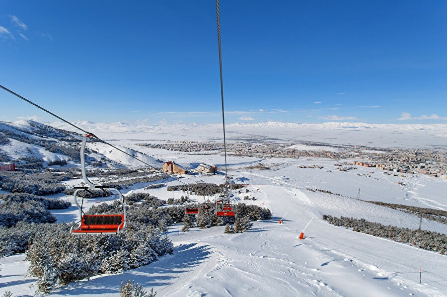 Erzurum, tarihî eserleri ve kış sporları tesisleriyle de tanınır.