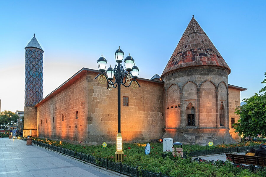 Yakutiye Medresesi'ni, İİhanlı hükümdarı Olcaytu zamanında Emir Hoca Cemalettin Yakut tarafından 1310 yılında inşa ettirilmiştir.