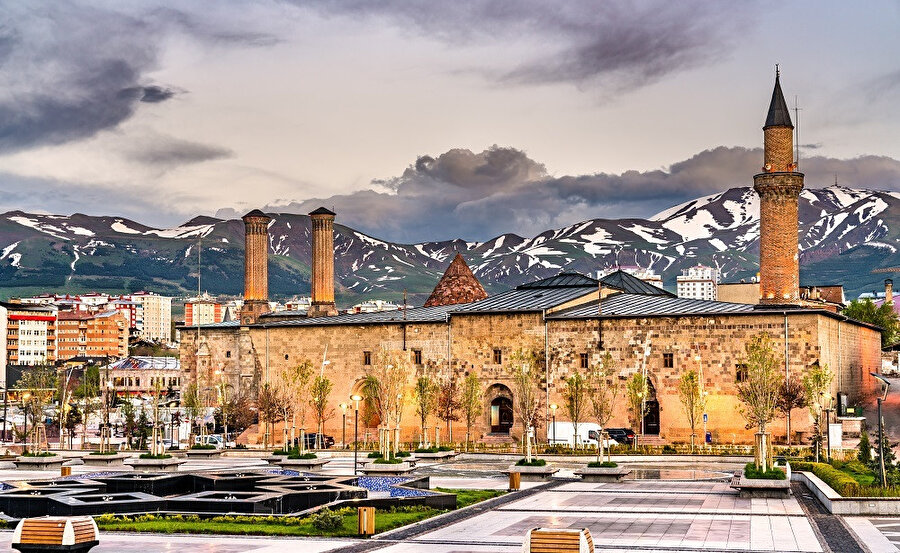 Erzurum Ulu Cami, Türkiye'de Erzurum ili, Yakutiye ilçesinde bulunan ve şehrin en eski, en büyük camisi olma özelliğini taşıyan camidir