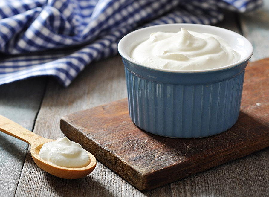 Sağlıklı kilo almayı sağlayan en faydalı besinler: Tam yağlı yoğurt.
