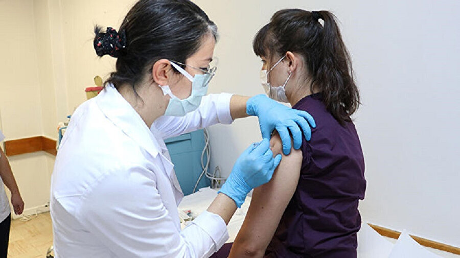 Türkiye'de koronavirüs aşısı gönüllü uygulamaları başladı