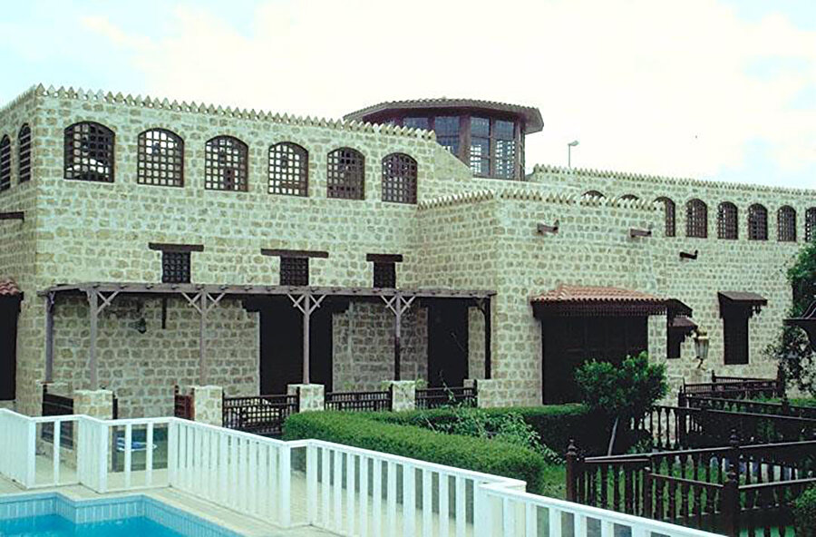 Abd al-Rahman Nassif Evi, 1973. Fathy bu evde klasikleşmiş kubbesi yerine bölgeye daha uygun olacak sekizgen ahşap bir oda tasarlamış.