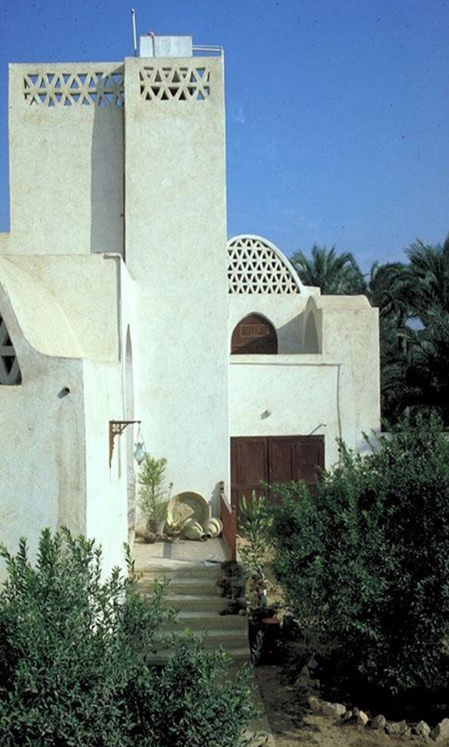 Akil Sami Evi, 1978. Yerel yönetiminin kerpiçi yasaklamış olması sebebiyle yerel kireç taşından yapılmış.