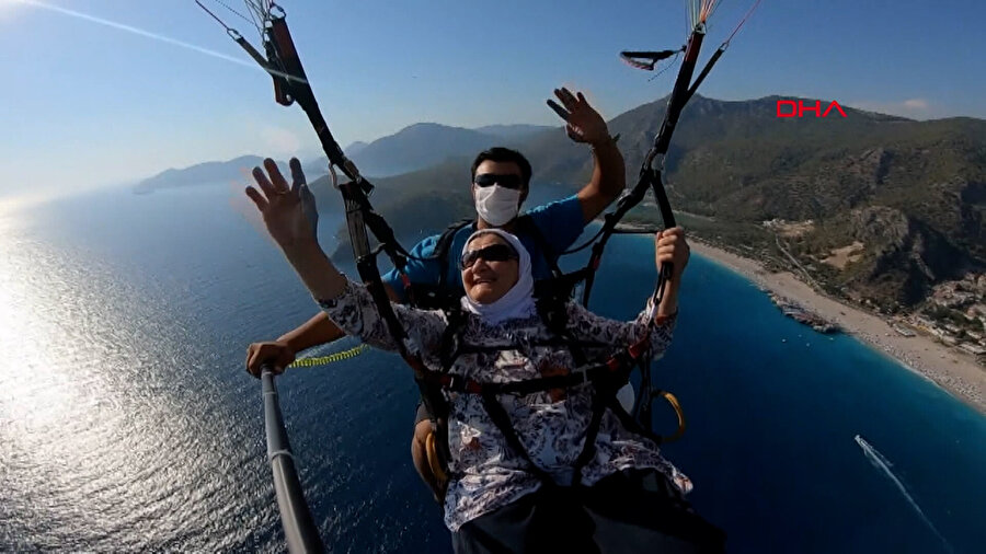 Yamaç paraşütü yapan 100 yaşındaki Düriye nine