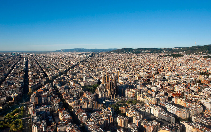 Şehrin içinde La Sagrada Familia.